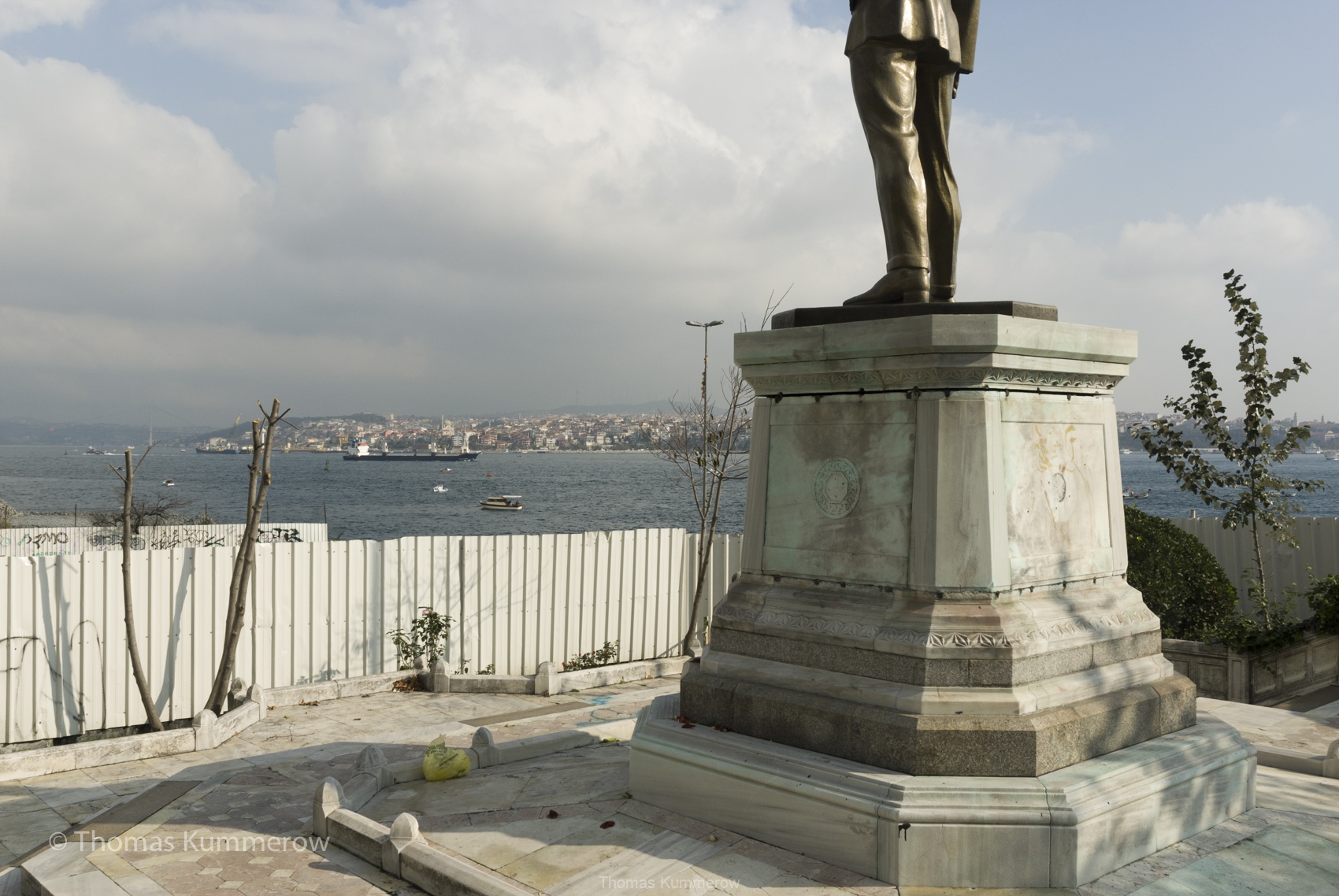 Istanbul, Bosporus, M K Atatürk auf Podest