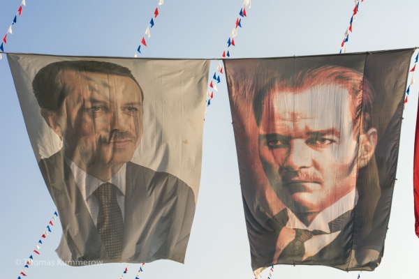 Fahnen mit Mustafa Kemal Atatürk und Recep Tayyip Erdogan